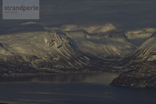 Norwegen  Lyngen  Blick auf das Meer mit den Bergen