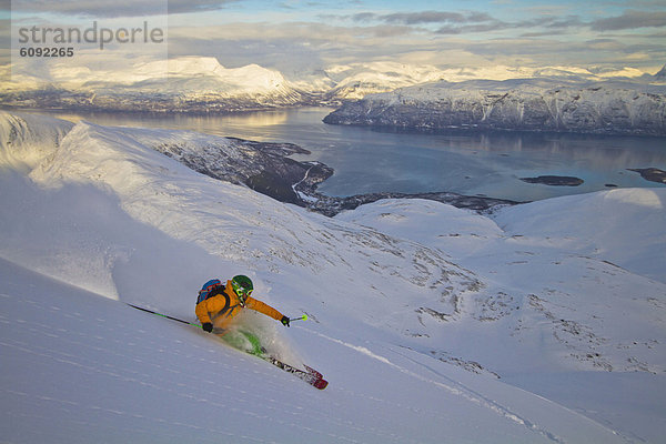 Norwegen  Lyngen  Skifahrerabfahrt am Polarmeer