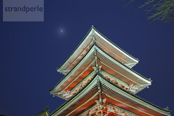 Japan  Kyoto  Pagode des Kiyomizu dera Tempels bei Vollmond