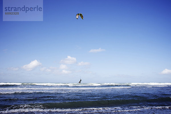 einsteigen  Kitesurfer  Schönheit  Tag  Himmel  blau  springen  Wasserwelle  Welle