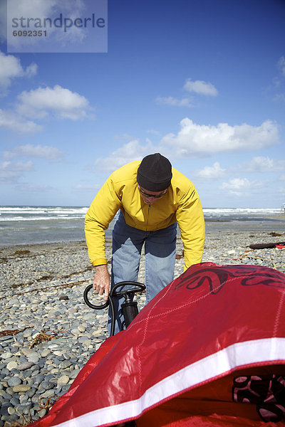 Kitesurfer  Vorbereitung  gelb  fahren  Jacke  rot  Kleidung