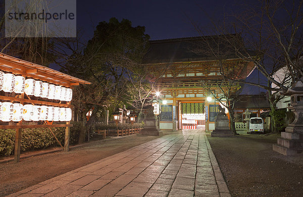 Japan  Kyoto  Traditionelle Papierlaternen im Tempel bei Nacht