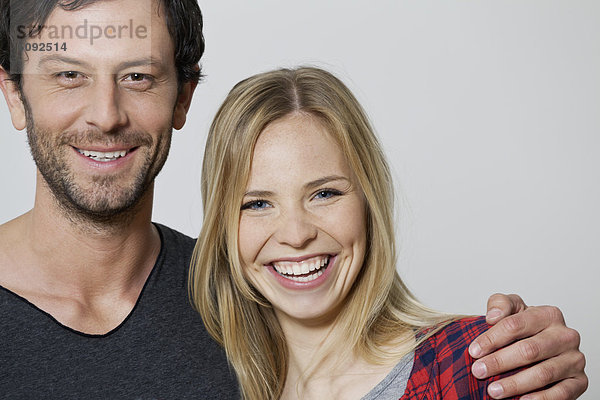 Paar lächelnd vor weißem Hintergrund  Portrait