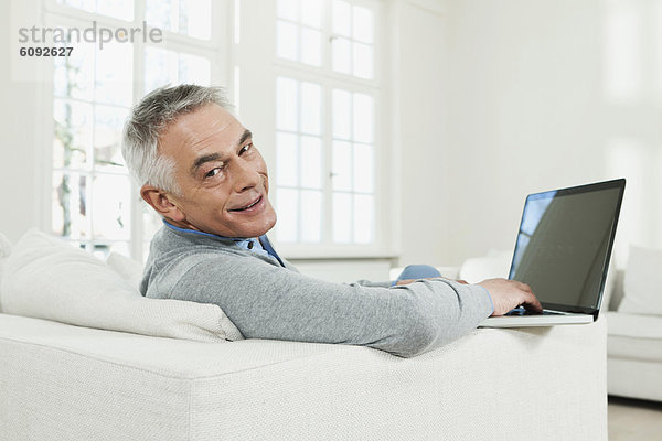 Senior Mann mit Laptop  Portrait
