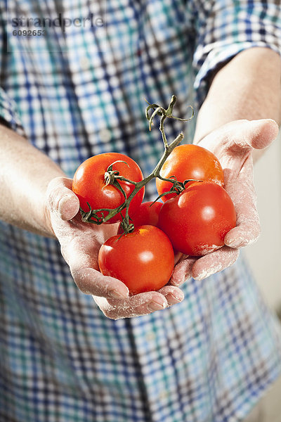 Älterer Mann mit Tomaten