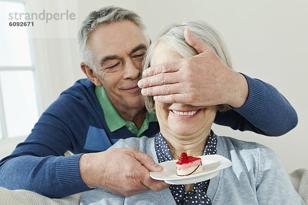 Mann überraschende Frau mit Servierkuchen