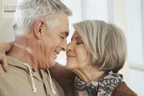 Deutschland  Berlin  Seniorenpaar  Nase reiben  lächeln