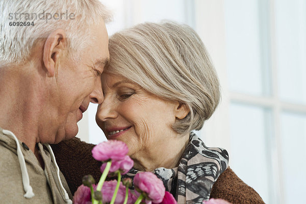 Deutschland  Berlin  Seniorenpaar lächelnd