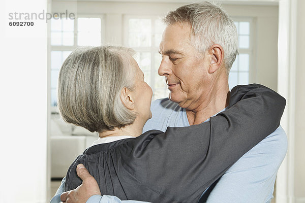 Deutschland  Berlin  Seniorenpaar umarmend  lächelnd