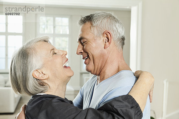 Deutschland  Berlin  Seniorenpaar umarmend  lächelnd