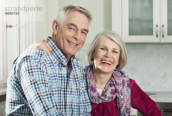 Deutschland  Berlin  Seniorenpaar lächelnd  Portrait
