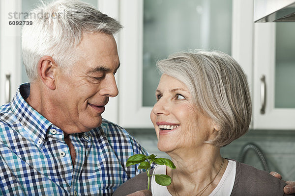 Deutschland  Berlin  Seniorenpaar schaut sich an  lächelnd
