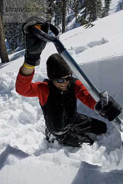 Mann  Inspektion  Gefahr  Beschluss  Nevada  graben  gräbt  grabend  jung  Lawine  Zeche  Schnee