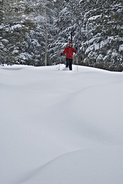 Mann  Nacht  Schneeflocke  wandern  Nevada  jung  tief  Schnee