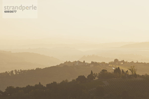 Europa  Italien  Provinz Siena  Blick auf den Nebelberg am Morgen