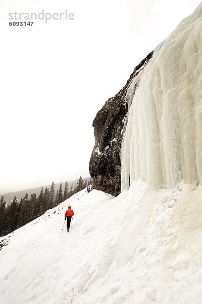 nahe  Schnee  Mann  wandern  Wasserfall  gefroren