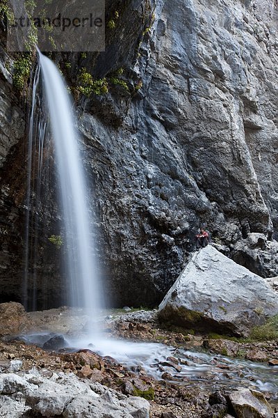 Felsbrocken  sitzend  junger Erwachsener  junge Erwachsene  Wasserfall  jung  Erwachsener  Colorado