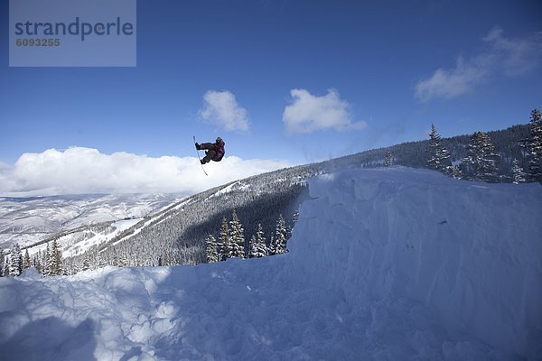 Snowboardfahrer  springen  herumwirbeln  Colorado
