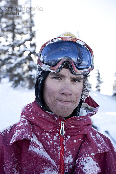 Portrait  Snowboardfahrer  bedecken  Colorado  Schnee