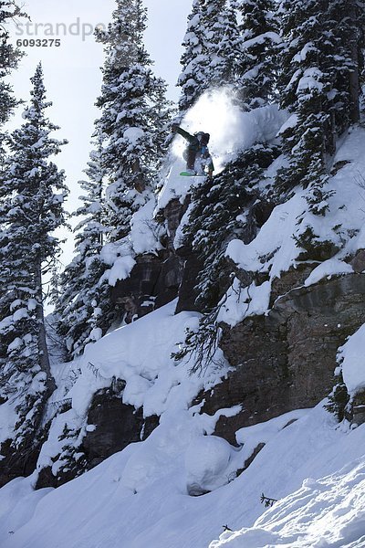 Snowboardfahrer  Steilküste  springen  Colorado