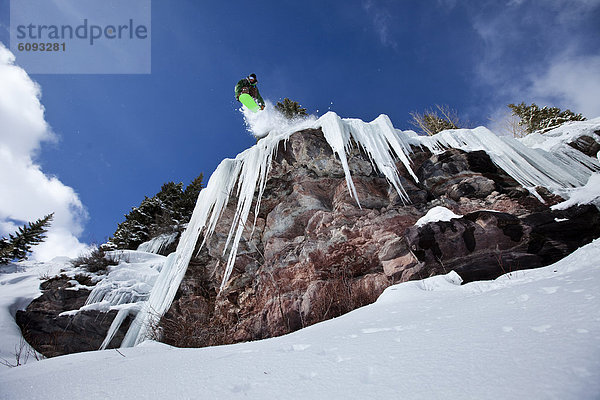 Snowboardfahrer  Tag  Steilküste  Eis  Wasserfall  Sonnenlicht  springen  Colorado