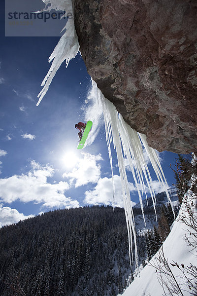 Snowboardfahrer  Tag  Steilküste  Eis  Wasserfall  Sonnenlicht  springen  Colorado