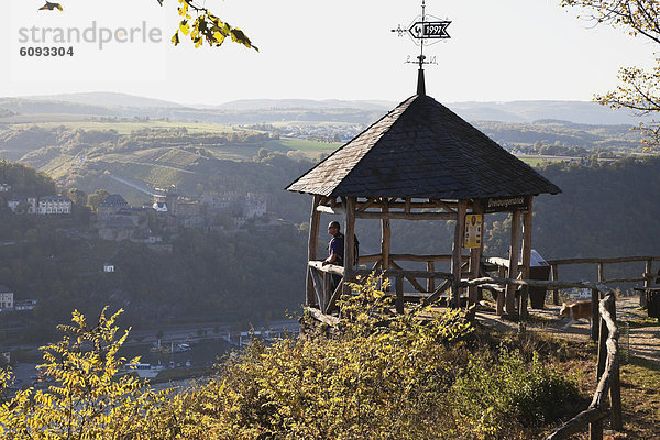 Deutschland  Rheinland-Pfalz  Wanderer vom Aussichtspunkt Dreiburgenblick aus gesehen