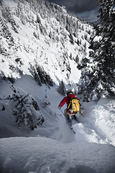 Skifahrer  springen  schmal  Telemark