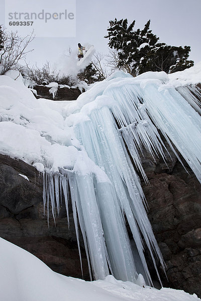 Snowboardfahrer  Steilküste  Eis  Wasserfall  Gesichtspuder  springen  Colorado