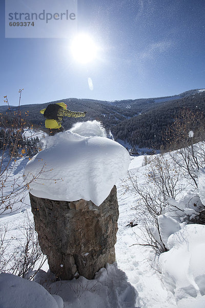 Snowboardfahrer  Steilküste  Gesichtspuder  springen  Colorado