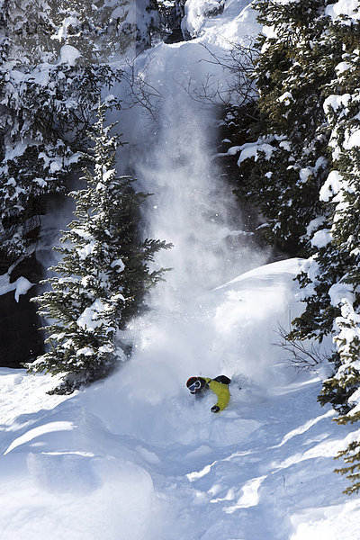 Snowboardfahrer  Steilküste  Gesichtspuder  springen  Colorado