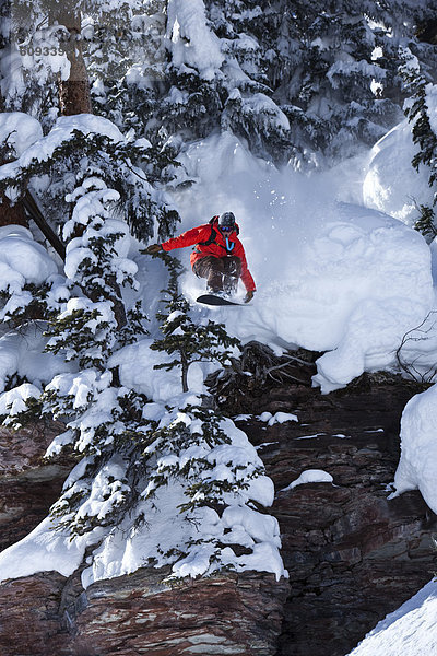 Snowboardfahrer  Steilküste  Gesichtspuder  springen  Colorado