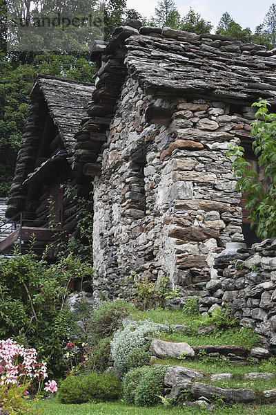 Europa  Schweiz  Historische Steinhäuser im Mongodorf im Lavizzara-Tal