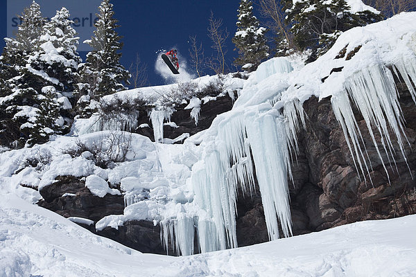 Snowboardfahrer  Steilküste  Eis  Wasserfall  Gesichtspuder  springen  Colorado