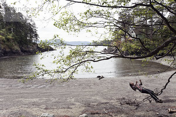 nahe  schaukeln  schaukelnd  schaukelt  schwingen  schwingt schwingend  Frau  Fröhlichkeit  Ecke  Ecken  Baum  hängen  Insel  jung  Schwertwal  Orcinus orca  Bucht  Schaukel