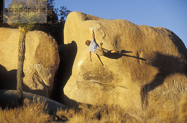 Felsbrocken  Mann  dramatisch  springen  Boulder  klettern