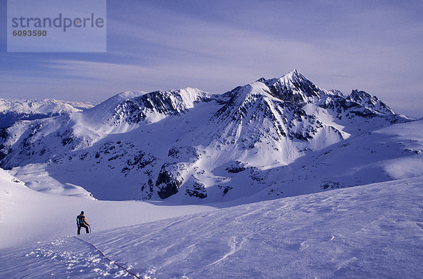 stehend  Berg  sehen  Seil  Tau  gelb  führen  Jacke  Klettern