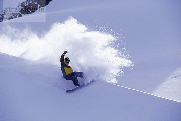 hoch  oben  Snowboardfahrer  gelb  treten  Jacke  groß  großes  großer  große  großen  Pulverschnee  Gesichtspuder  rauchen  rauchend  raucht  qualm  qualmend  qualmt  Schnee