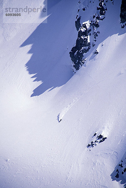 Snowboardfahrer  klein  übergroß  Hang