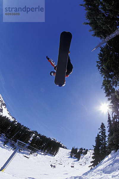 Fisheye  Snowboardfahrer  über  springen  Skilift  Ansicht