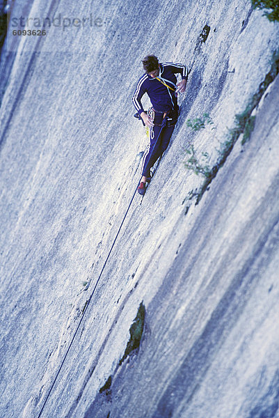 Felsbrocken  Schutz  Seil  Tau  hängen  Ansicht  Klettern  entfernt  unterhalb  klettern  Stück