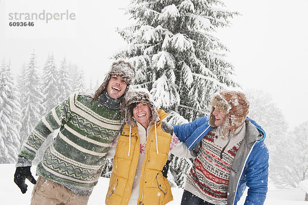 Österreich  Salzburg  Männer und Frauen im Winter  lächelnd