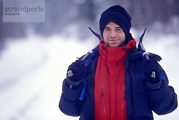 Mann  über  halten  Eis  Menschliche Schulter  Schultern  Axt  Schnee