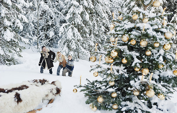 Österreich  Salzburger Land  Familie feiert Weihnachten im Schnee