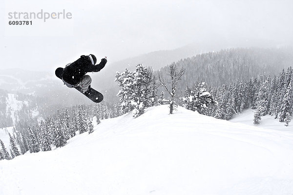 Mann  Snowboard  springen  Himmel  schlagen