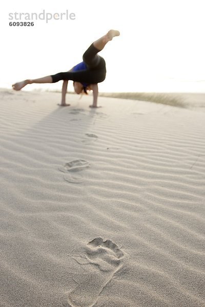 Frau gehen Sand Fußabdruck