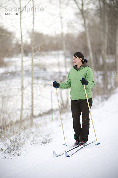 überqueren  Frau  Fluss  Skisport  Kreuz