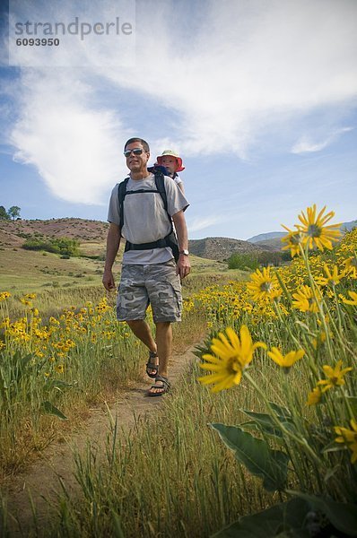 Blume  gelb  Enkeltochter  Großvater  Feld  wandern