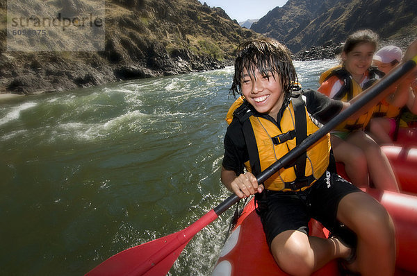 Wasser  lächeln  Junge - Person  weiß  amerikanisch  Rafting