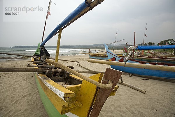 sitzend  zeigen  Strand  Ozean  Boot  Sand  angeln  Richtung  schmal